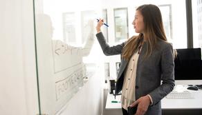 Sospesa la prof che fumava con gli alunni, lei fa ricorso al Tar