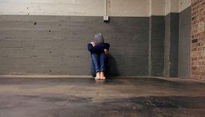 A 14 anni costretta a non andare a scuola per chiedere l'elemosina e fare i lavori domestici