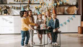 Organizza una festa di compleanno per il figlio e chiede 7 euro a testa per partecipare