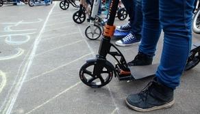 Monopattino elettrico, gli studenti imparano a scuola come guidarlo