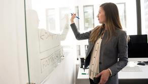 Fa la supplente per 10 anni senza aver sostenuto uno degli esami necessari: licenziata