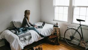 Studia al Dams ma si finge di Giurisprudenza per avere una stanza