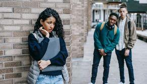 Prof colpita con lo zaino "per scherzo" dallo studente: il video finisce sui social