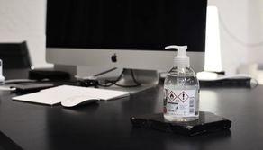 Danno fuoco al gel igienizzante nel bagno della scuola: uno studente rimane ustionato