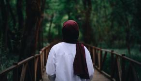 Si toglie il velo a scuola per protesta: studentessa iraniana muore dopo l'arresto a 14 anni