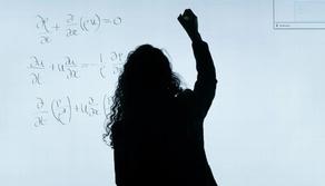 Prof apre profilo su OnlyFans per curare figlio malato: scoperta dai genitori degli alunni si licenzia