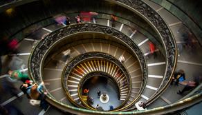 Saronno, studente precipita dalle scale di scuola e fa un volo di 4 metri: cosa è successo davvero?