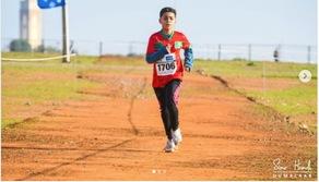 La storia di Ahmed, bimbo che corre la corsa campestre scalzo