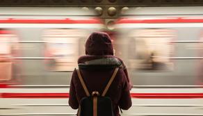 In treno ogni giorno da Napoli a Milano per lavorare come bidella: "L'affitto costa troppo"