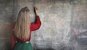 Insegnante sospesa per presunte molestie sessuali: uno studente l'ha ripresa in un video