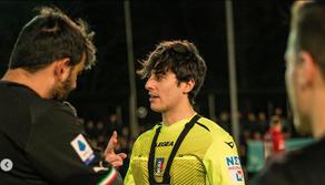 Arbitro di 23 anni spiega regole del calcio su TikTok: l'AIA lo sospende fino al 2024