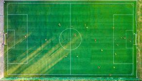 L'arbitro dà calcio di rigore per errore, il capitano 15enne lo sbaglia apposta