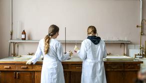 Esercitazione di chimica a scuola, studenti sbagliano sostanza e si sentono male. Ma era un falso allarme