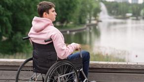 Si rompe la pedana del bus: i bambini interrompono la gita per restare col compagno disabile