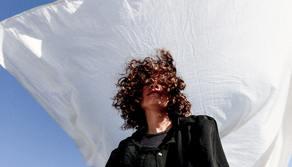 A scuola con la fascia bianca in segno di lutto e protesta per le morti di migranti in mare