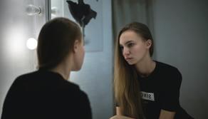 Disturbi alimentari, quali sono i campanelli d’allarme e come stare vicino a chi soffre: i 10 consigli dell’esperto