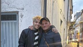 Il rapper Gionny Scandal ritrova i genitori biologici dopo 30 anni. Aveva perso quelli adottivi da bambino