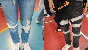 Vietato portare jeans strappati a scuola: coperti con il nastro adesivo