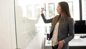 Uccisa a scuola da uno studente, il marito balla per lei durante il funerale - VIDEO