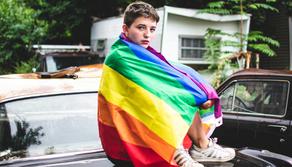 Carriera Alias, alla scuola di Venezia la lettera di Fratelli d'Italia per abolirla. E a Roma docente strappa il cartello degli studenti