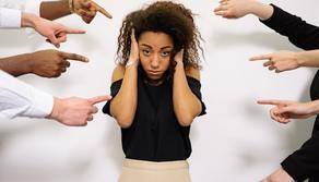 Studentessa perseguitata dai compagni di classe, in 15 indagati per stalking in terza media