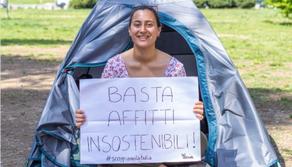 La studentessa che dorme in tenda davanti all'università in protesta al caro affitti di Milano