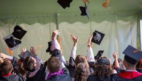 A 92 anni prende la quinta laurea: "Lo studio mi ha salvato"