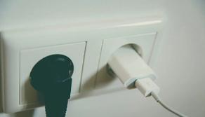 Quanto costa lasciare il caricabatterie attaccatto nella presa?