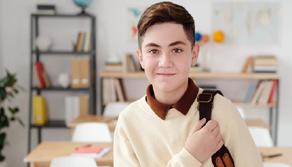 Il nonno rischia di soffocare, il nipotino gli salva la vita con la manovra di Heimlich imparata a scuola