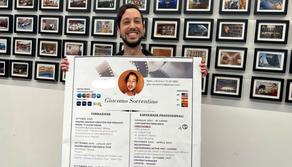 Laureato si presenta alle aziende vestito da Curriculum Vitae