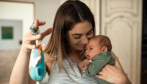 Neomamma sostiene la prova di maturità con la figlia di due mesi in braccio