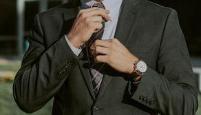 Chiede riduzione della tariffa scolastica per il figlio ma lo accompagna con la Porsche