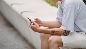 Tentano di dare fuoco alla scuola e riprendono tutto col cellulare