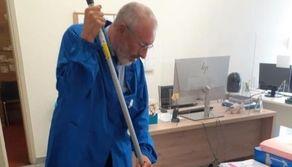 Manca personale a scuola, il preside fa le pulizie