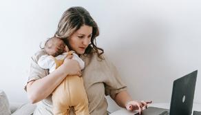 Maturità 2023, studentessa sostiene l'orale con il figlio di sei mesi