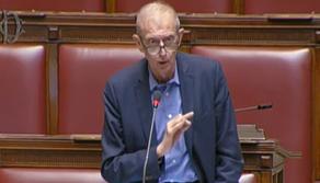 Piero Fassino e i 4.718 euro al mese: quanto guadagna un deputato e perché se ne parla