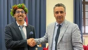 Si laurea in Tecnologie della carta, viene assunto prima di discutere la tesi