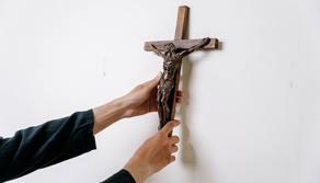 Crocifisso obbligatorio a scuola, la proposta che prevede fino a 1000 euro di multa per chi lo rimuove