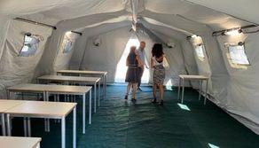 La scuola non è agibile, alunni fanno lezione in tenda