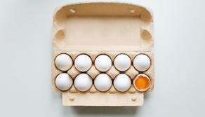 Egg Crack Challenge, genitori che rompono un uovo in testa ai figli: la nuova assurda sfida sui social