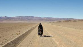 Un ragazzo attraversa sei Paesi in bici per andare all’università