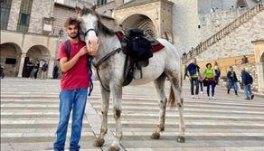 Dalla Basilicata ad Assisi a piedi per benedire il cavallo cieco, 23enne cammina per 500 chilometri