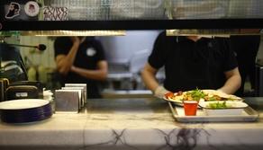 Mensa da incubo, arriva l'assaggiatore a scuola dopo le lamentele dei genitori