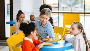 Mensa da incubo alle elementari, genitori in protesta