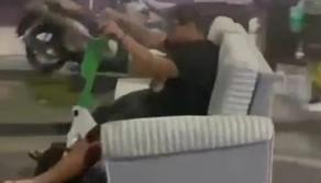 15enne monta un divano sul monopattino e gira la città, multa di 2mila euro ai genitori