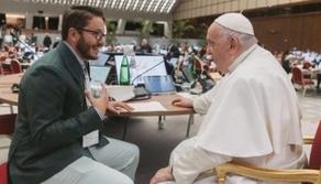 Papa Francesco firma la giustificazione per l'università di Wyatt, il più giovane partecipante al Sinodo