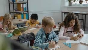 Preside non trova cellulare, fa ispezionare gli zaini ai bambini: la vicenda finisce in Parlamento