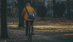 Un docente fa 36 chilometri al giorno in bicicletta per andare a scuola