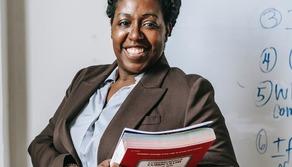 Gli insegnanti “bocciano” l’aumento di stipendio: troppo poco. Ma il vero problema è che la paga resta bassa da inizio a fine carriera