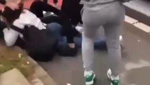 Picchiata dalle compagne di classe perché non ha passato i compiti